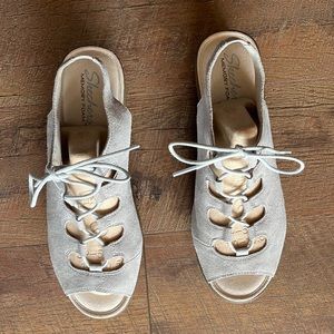 Sketchers women’s platform sandals size 10 gray suede